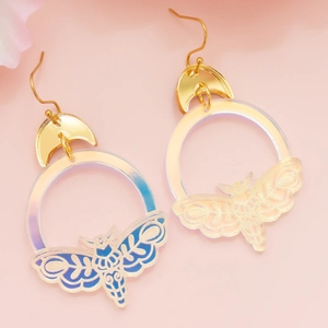 Ohrringe mit rosa Schmetterlingsflügeln, holografischem Design und goldenen Mondsicheln