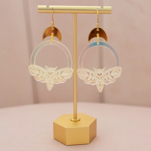 Elegante Motten-Ohrringe mit schillernden Acrylringen und goldenen Mondsichel-Akzenten