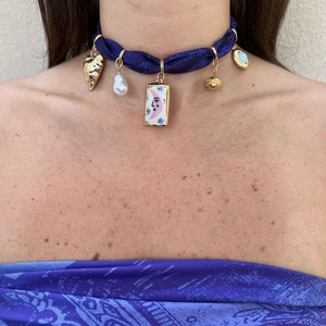 Böhmischer lila Stoff-Choker mit goldenem Herz, Perle und Mond-Anhänger-Charms