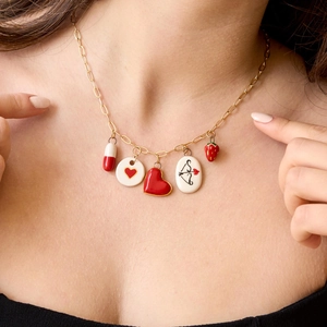 Collar bañado en oro 18K con colgantes de corazón y fresa en el cuello de modelo