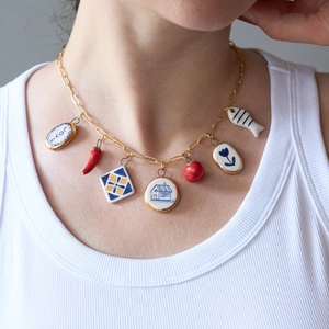 Collar dorado de 18K con dijes de cerámica de colores, placa de amor y chile rojo