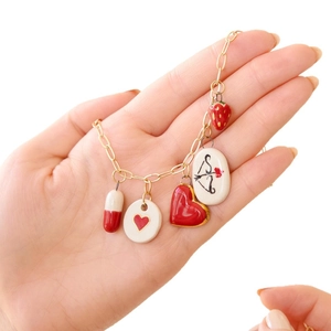 Pulsera bañada en oro con dijes de fresa, corazón y colgantes cerámicos de cupido y cápsula