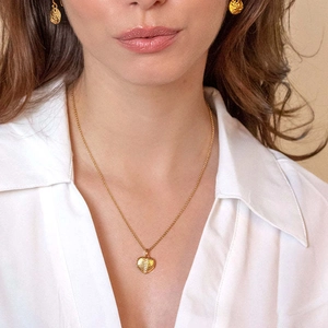 Détail du collier pendentif cœur martelé et des boucles d'oreilles plaqués or 18 carats