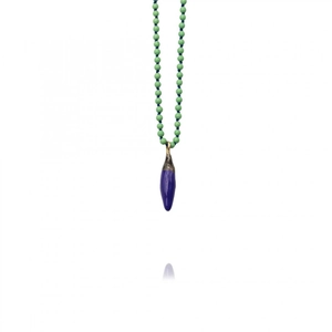 Beaded necklace with green beads and dark purple chili pendant in 18k gold plating