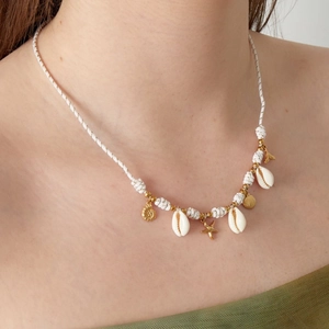 Collier bohème en corde tissée avec pendentifs étoile de mer et coquillages dorés