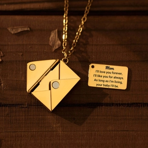 Detail van de gouden enveloppe ketting met Love You Mom gegraveerde kaart