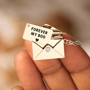 Close-up van de gouden enveloppe ketting met Forever My Boo gravure voor koppels en moeders