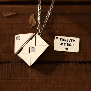 Detail van de envelop ketting met metalen inzetstuk en gravure FOREVER MY BOO tekst