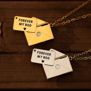 Envelop hanger ketting in goud en zilver staal met Forever My Boo gravure voor koppels