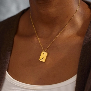 Minimalistische gouden envelop hanger ketting voor dames met een fijne schkakel
