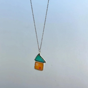 Detail der farbigen Emaille-Hauskette mit grünem Dach und vergoldeter 14k Gliederkette