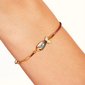 Detalle de pulsera de pez con piedra labradorita y cadena dorada asimétrica única