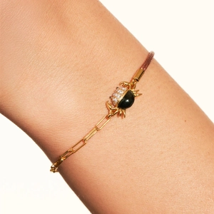 Pulsera de cadena dorada con colgante de cangrejo y detalles de turquesa para mujer