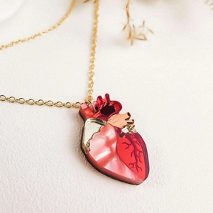Collier cœur ardent doré avec pendentif anatomique en résine colorée pour femme