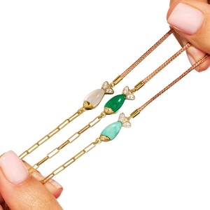 Pulsera de cadena dorada con colgantes de peces en turquesa y nácar elegante