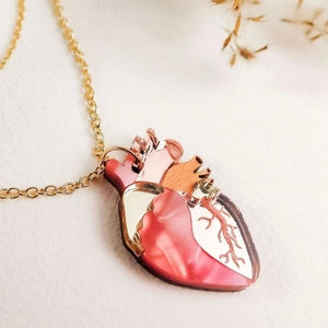 Collier coeur anatomique doré avec des couches rouge brillant et texture boisée