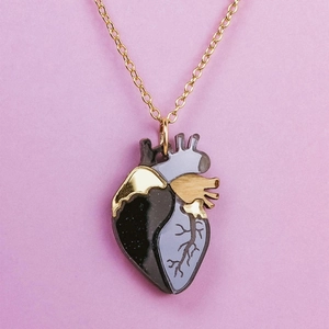 Collier avec pendentif cœur anatomique doré et émail pailleté violet et noir