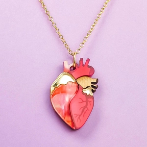 Pendentif cœur flamboyant en émail rouge et doré sur une fine chaîne de collier dorée