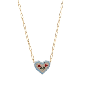 Detail van gouden paperclip ketting met een hartvormige keramische tulp hanger op wit