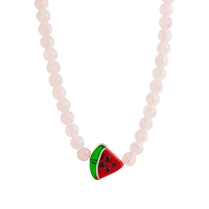 Dettaglio della collana di perle rosa con ciondolo colorato ad anguria smaltata