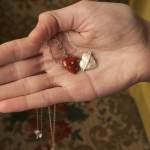 Ensemble de colliers magnétiques en forme de cœur émaillé rouge et blanc pour couples