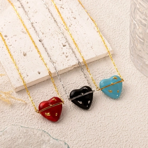 Trois colliers minimalistes en émail en forme de cœur rouge, noir et bleu avec chaînes or et argent