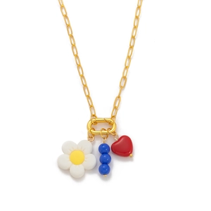 Dettaglio della collana placcata oro 18k con ciondoli a fiore, perle e cuore rosso