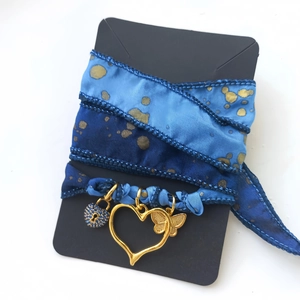Blaues Seidenband-Halskette mit goldenem Herz und Schmetterling Anhängern auf Karte