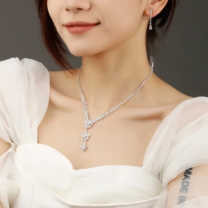 Elegante conjunto de joyas de plata con collar de cristal y pendientes de novia