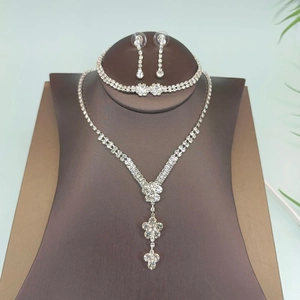 Detalle de conjunto de joyas florales en plata con collar, pulsera y pendientes de cristal