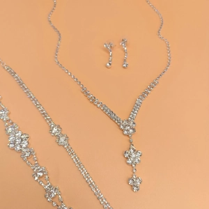Conjunto de joyas de cristal plateado con collar floral y pendientes a juego