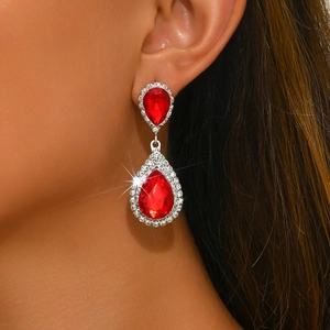 Dettaglio di orecchini da sposa in argento con goccia rossa e pavé di zirconi bianchi