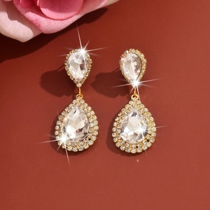 Dettaglio ravvicinato di orecchini da sposa placcati in oro con cristalli lucidi