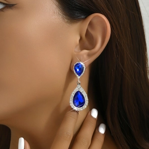 Eleganti orecchini da sposa con pietre blu scuro a goccia e frange color argento
