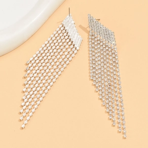 Boucles d'oreilles pampilles argentées avec cristaux géométriques et longues franges