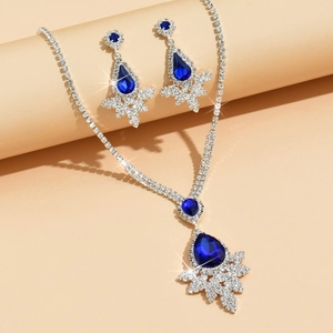 Luxe zilveren halsketting en oorbellen set met blauwe edelstenen voor bruiloften
