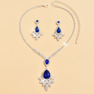 Detail van bruidssieradenset met marineblauwe druppelvormige edelstenen en zilveren strass