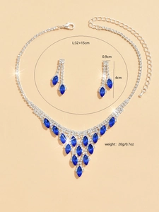 Detalle de conjunto de joyería nupcial plateada con diamantes azules y acabado del collar