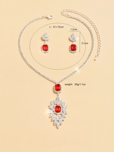 Detail van de bruidssieradenset met rode edelstenen en zilveren kristallen ketting