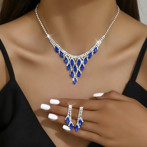 Elegante conjunto de joyería nupcial con piedras marquesa azules y brillantes diamantes