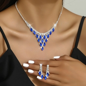 Detalle de conjunto nupcial con collar de cristal y piedras marquise azul marino en modelo