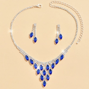 Detalle de conjunto de joyas para novia con cristales azules y collar plateado de alta calidad