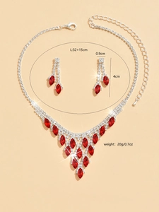 Detalle del collar en V con piedras rojas y pendientes colgantes en base de aleación plata