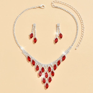 Detalle de conjunto nupcial con cristales rojos de corte marquesa y baño de plata