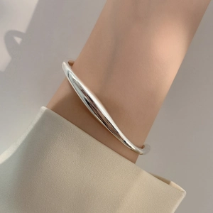 Poliertes silbernes Armband mit unregelmäßiger Tropfenform im minimalistischen Vintage-Stil