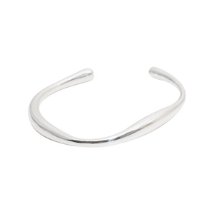 Minimalistisches silbernes offenes Armband mit unregelmäßiger Tropfenform und Glanz