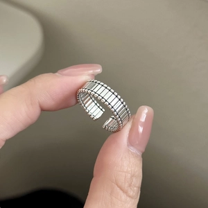 Retro Thai silver open ring with vertical stripes and beaded edges for a vintage look