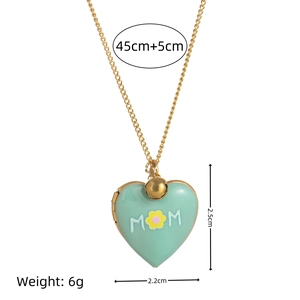 Collier coeur en acier doré avec médaillon MOM vert menthe et détails en zircone
