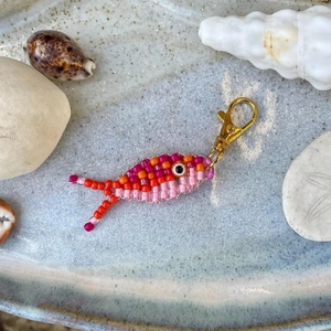 Handgemachter Boho-Fisch-Schlüsselanhänger mit bunten Perlen und goldenem Karabinerverschluss