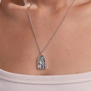 Gothische Halskette im Kirchenfenster Design mit glänzendem Muschelinlay und Mondanhänger